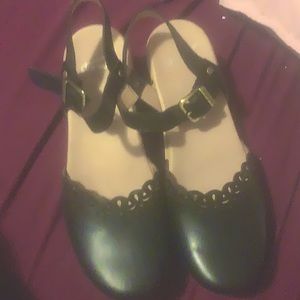 Size 10 women dress shoes/ heels. Black and Tan